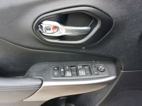 Used 2021 Jeep Cherokee Latitude image 4