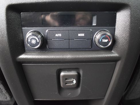 Used 2021 Chevrolet Traverse LT image 17