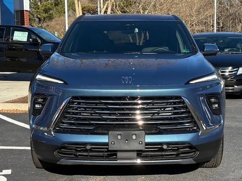 Used 2025 Buick Enclave Preferred image 3