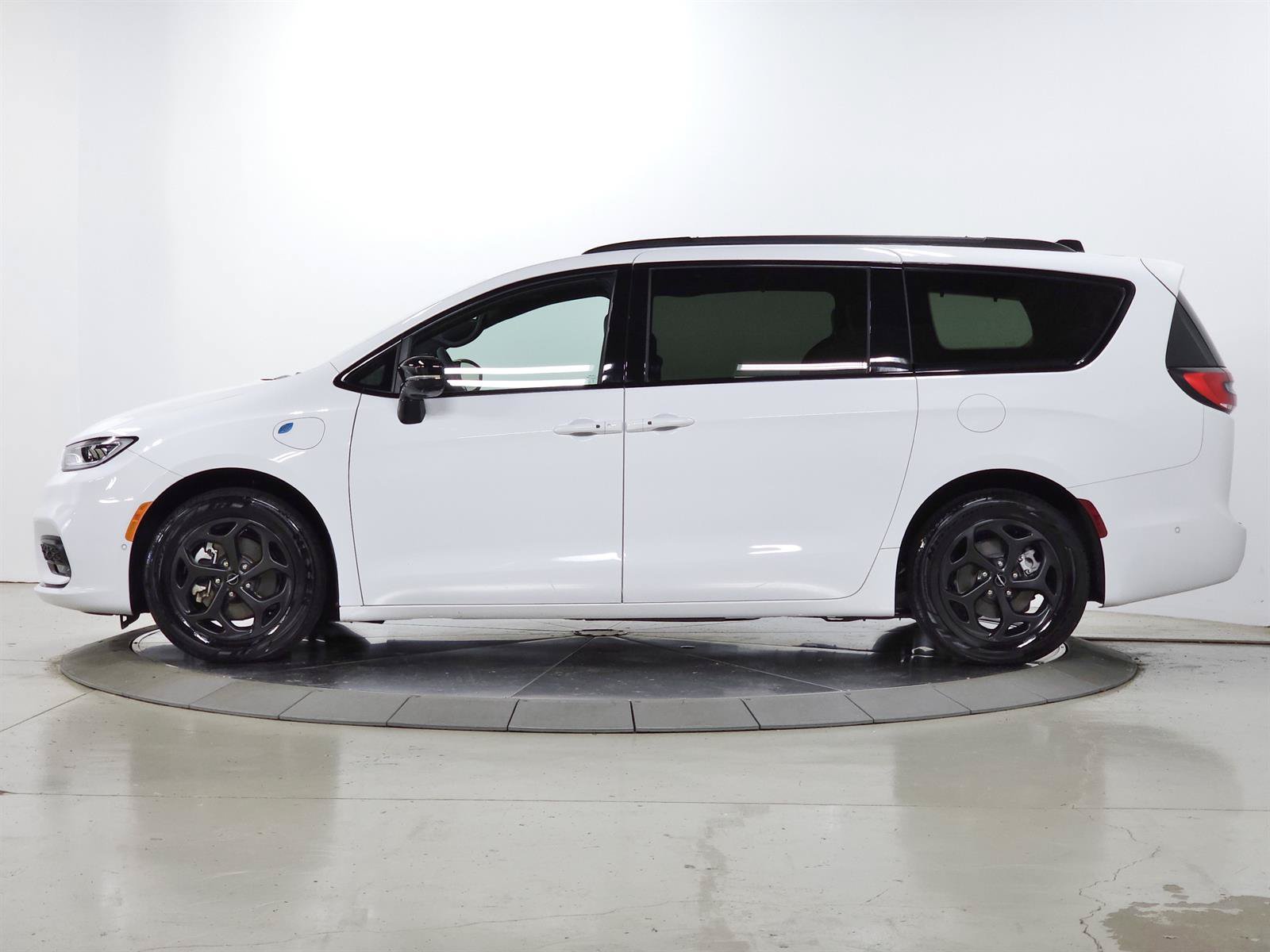 Used 2024 Chrysler Pacifica Premium FWD image 4
