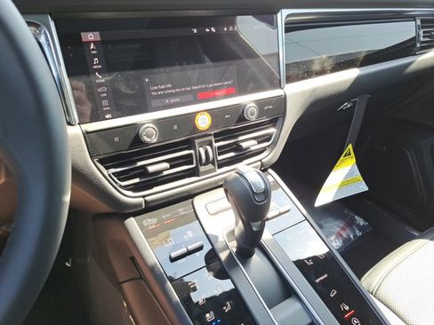 Used 2025 Porsche Macan image 30