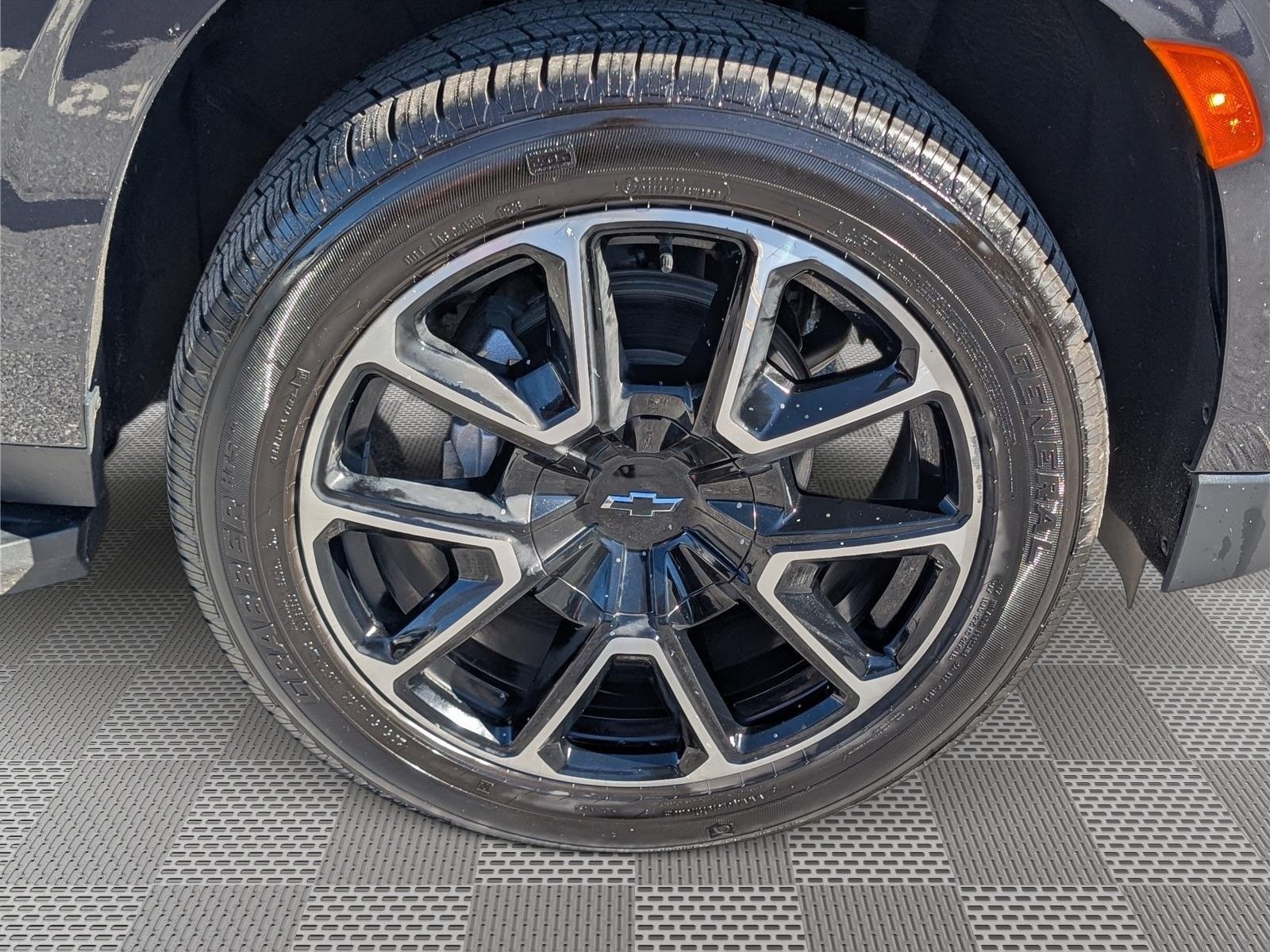 Used 2024 Chevrolet Suburban RST RWD image 11