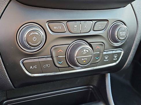 Used 2022 Jeep Cherokee Latitude Lux w/ Sun & Sound Group image 18