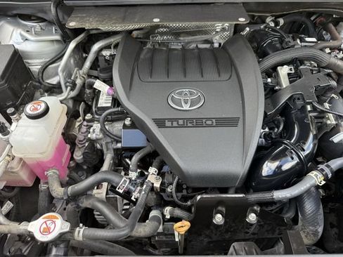 Used 2024 Toyota Highlander XLE FWD image 37