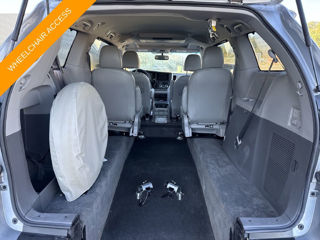 Used 2017 Toyota Sienna XLE Premium FWD image 45