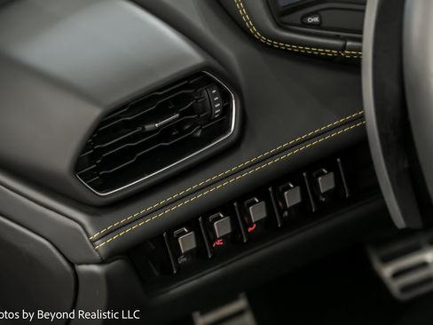 Used 2023 Lamborghini Huracan EVO image 25