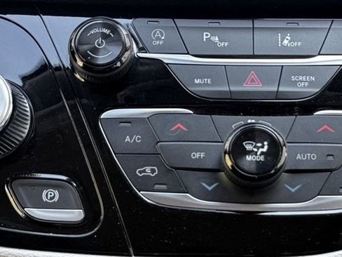 Used 2024 Chrysler Pacifica Limited FWD image 30