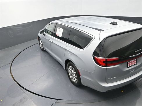 Used 2024 Chrysler Pacifica Touring-L image 21