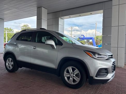 Used 2020 Chevrolet Trax LT w/ LT Convenience Package FWD image 4