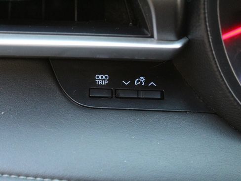 Used 2021 Toyota Highlander L FWD image 29