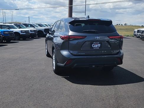 Used 2022 Toyota Highlander LE AWD/4WD image 3