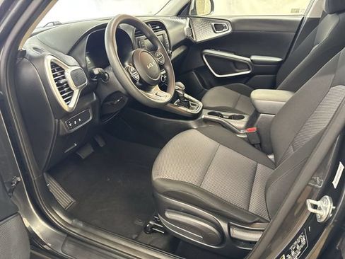 Used 2025 Kia Soul LX w/ LX Technology Package FWD image 11