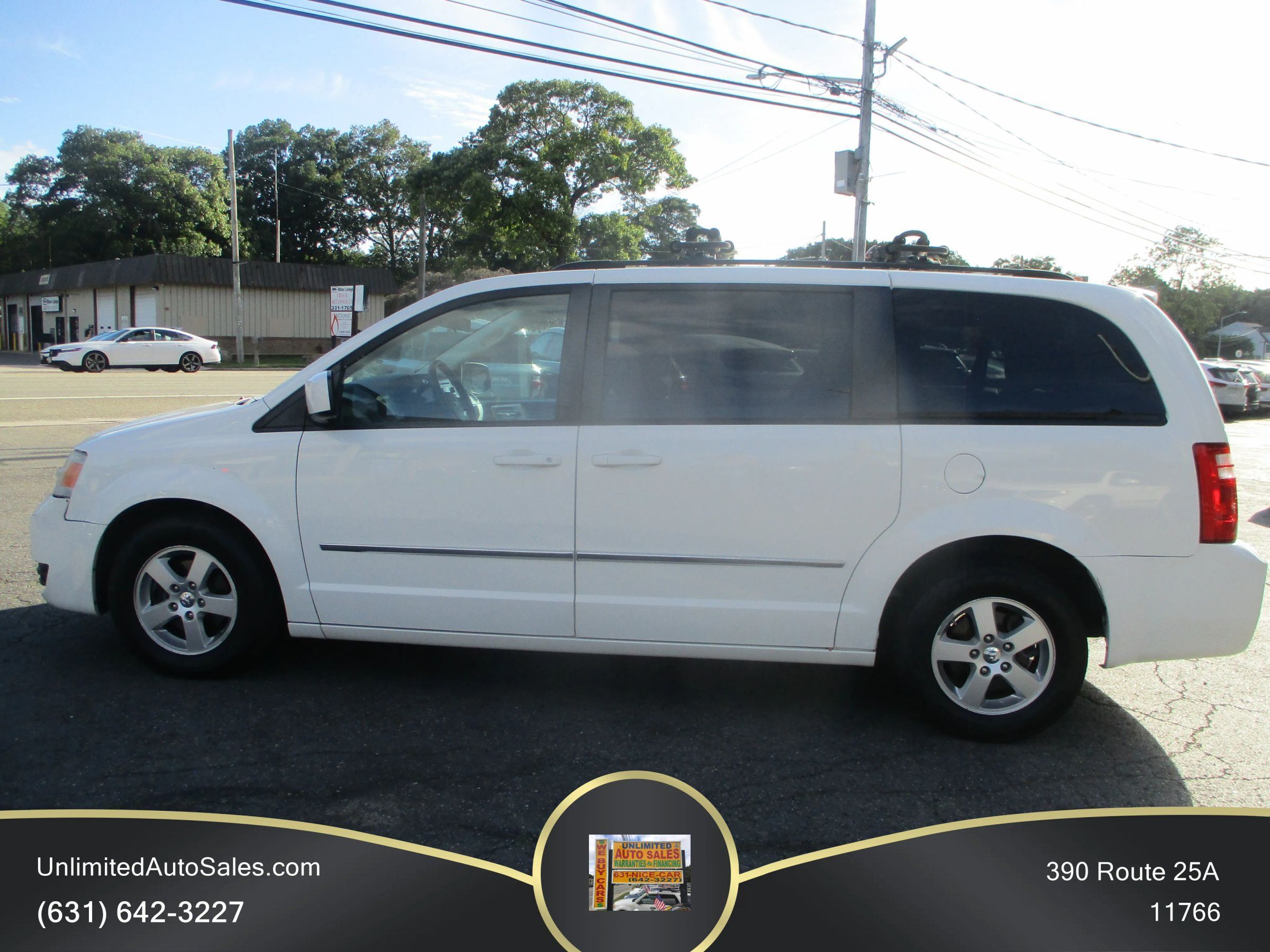 Used 2010 Dodge Grand Caravan SXT FWD image 3