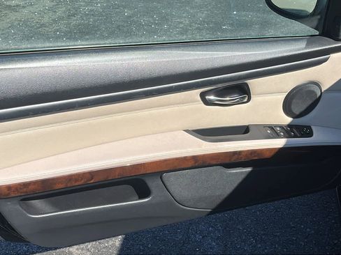 Used 2011 BMW 335i Convertible w/ Premium Pkg image 9