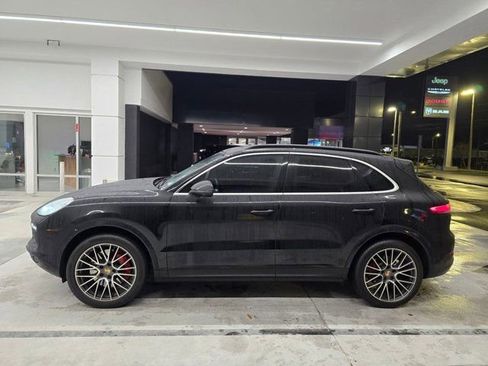 Used 2021 Porsche Cayenne S image 2
