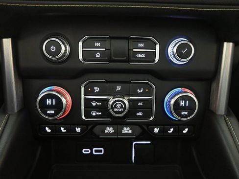 Used 2023 GMC Yukon SLT image 30