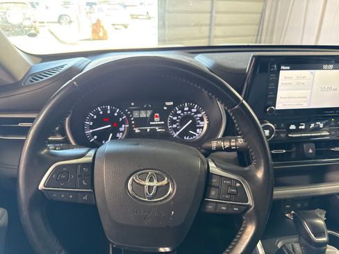 Used 2020 Toyota Highlander XLE FWD image 18