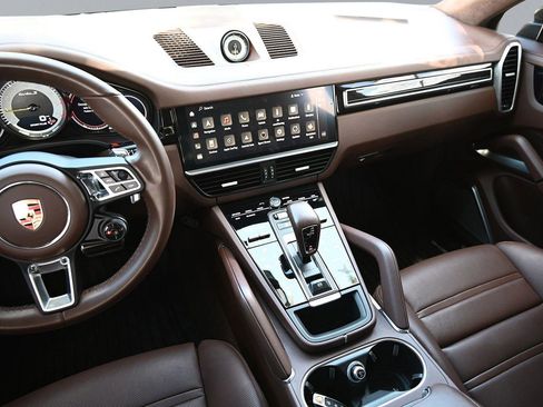 Used 2023 Porsche Cayenne Turbo S image 33