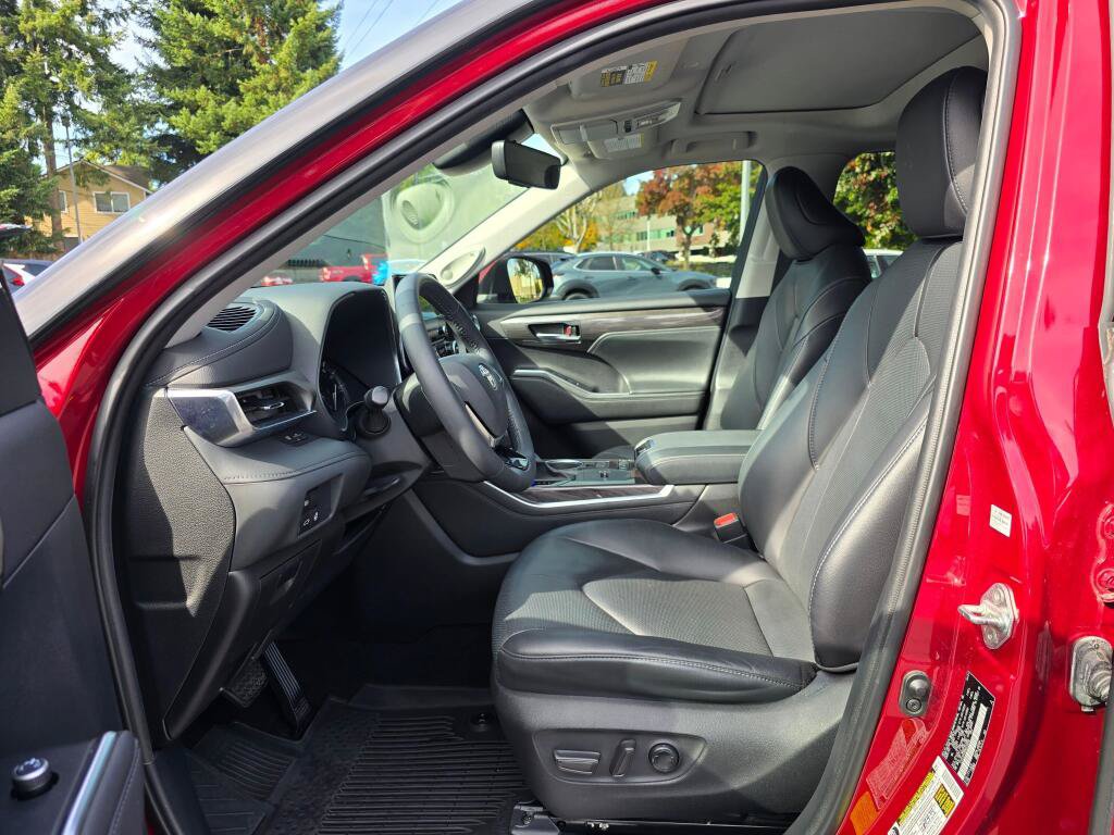 Used 2021 Toyota Highlander Limited FWD image 3