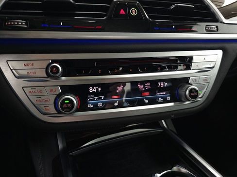 Used 2020 BMW 750i xDrive image 36
