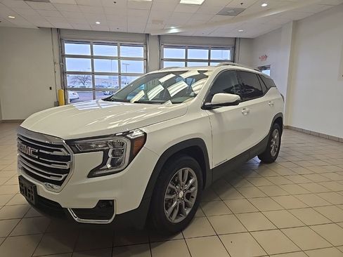 Used 2024 GMC Terrain SLT image 2
