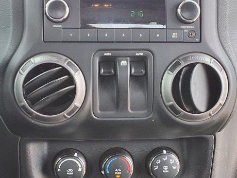 Used 2018 Jeep Wrangler Sport AWD/4WD image 18
