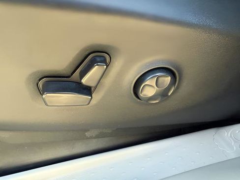 Used 2024 Chrysler Pacifica Touring-L FWD image 19