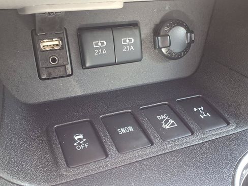 Used 2017 Toyota Highlander XLE AWD/4WD image 24