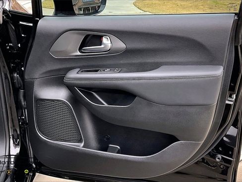 Used 2025 Chrysler Pacifica Select image 22