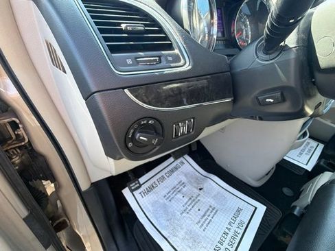 Used 2014 Chrysler Town & Country Touring-L w/ Driver Convenience Group FWD image 31