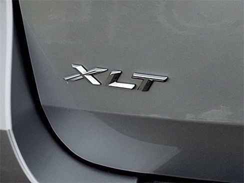 Used 2022 Ford Explorer XLT image 25