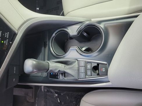 Used 2020 Toyota Camry SE image 18