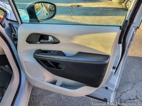 Used 2023 Chrysler Pacifica Touring-L FWD image 31