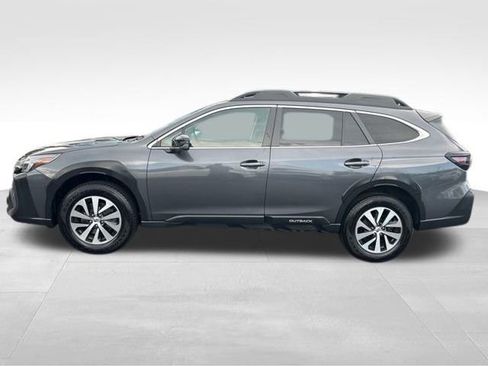 Used 2023 Subaru Outback Premium image 2