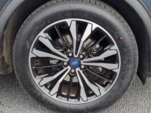 Used 2022 Ford Escape SE w/ SE Sport Appearance Package image 11