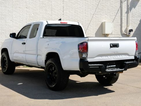 Used 2018 Toyota Tacoma SR image 9