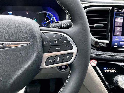 Certified 2024 Chrysler Pacifica Select image 31