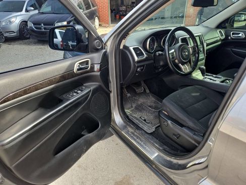 Used 2013 Jeep Grand Cherokee Laredo w/ Laredo E Group image 7