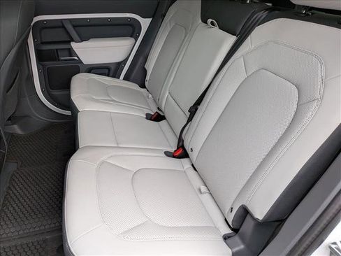 Used 2025 Land Rover Defender 110 X-Dynamic SE image 16