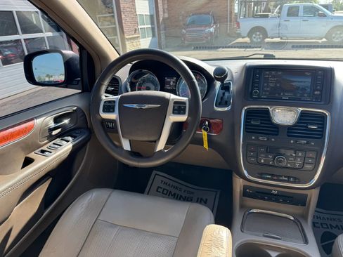 Used 2015 Chrysler Town & Country Touring-L w/ Driver Convenience Group image 52