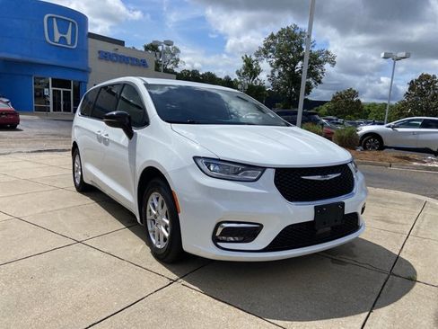 Used 2025 Chrysler Pacifica Select FWD image 2