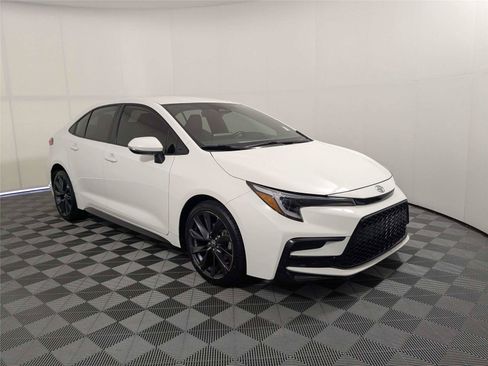 Certified 2024 Toyota Corolla SE FWD image 3