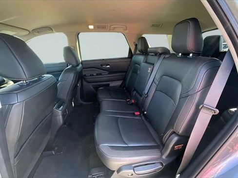 Certified 2025 Nissan Pathfinder SL image 24
