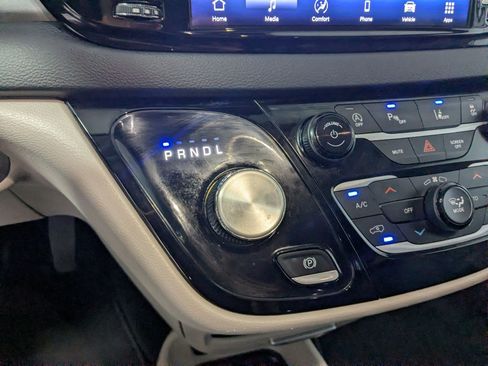 Certified 2024 Chrysler Pacifica Touring-L FWD image 18