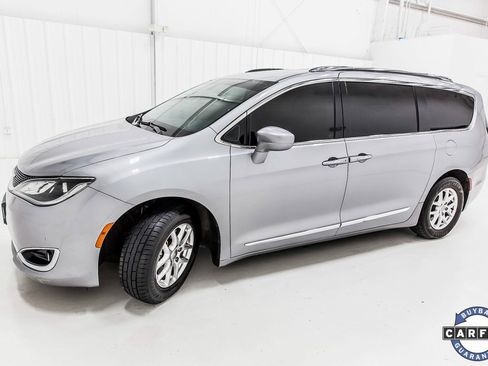 Used 2020 Chrysler Pacifica Touring-L image 4