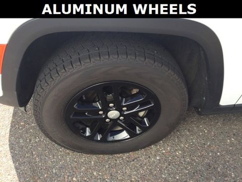 Used 2023 Jeep Grand Cherokee Laredo image 9