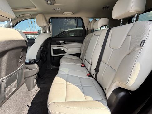 Used 2024 Kia Telluride EX image 17