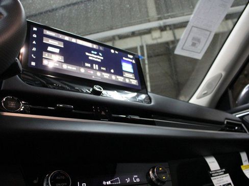 New 2025 Mitsubishi Outlander SE image 12