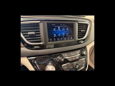 Used 2018 Chrysler Pacifica Touring-L FWD image 22