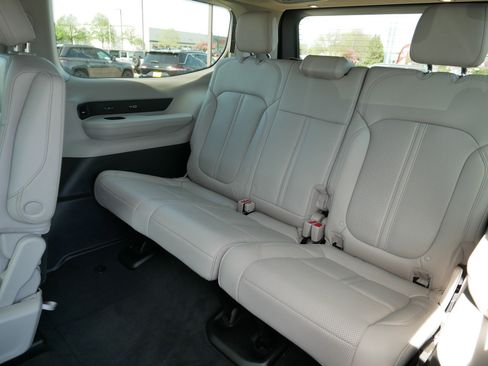 Certified 2024 Jeep Wagoneer Series III w/ Premium Group I AWD/4WD image 36